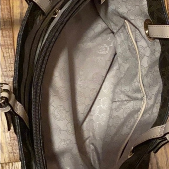 Michael Kors Jet Set Signature Tote - Picture 3 of 3